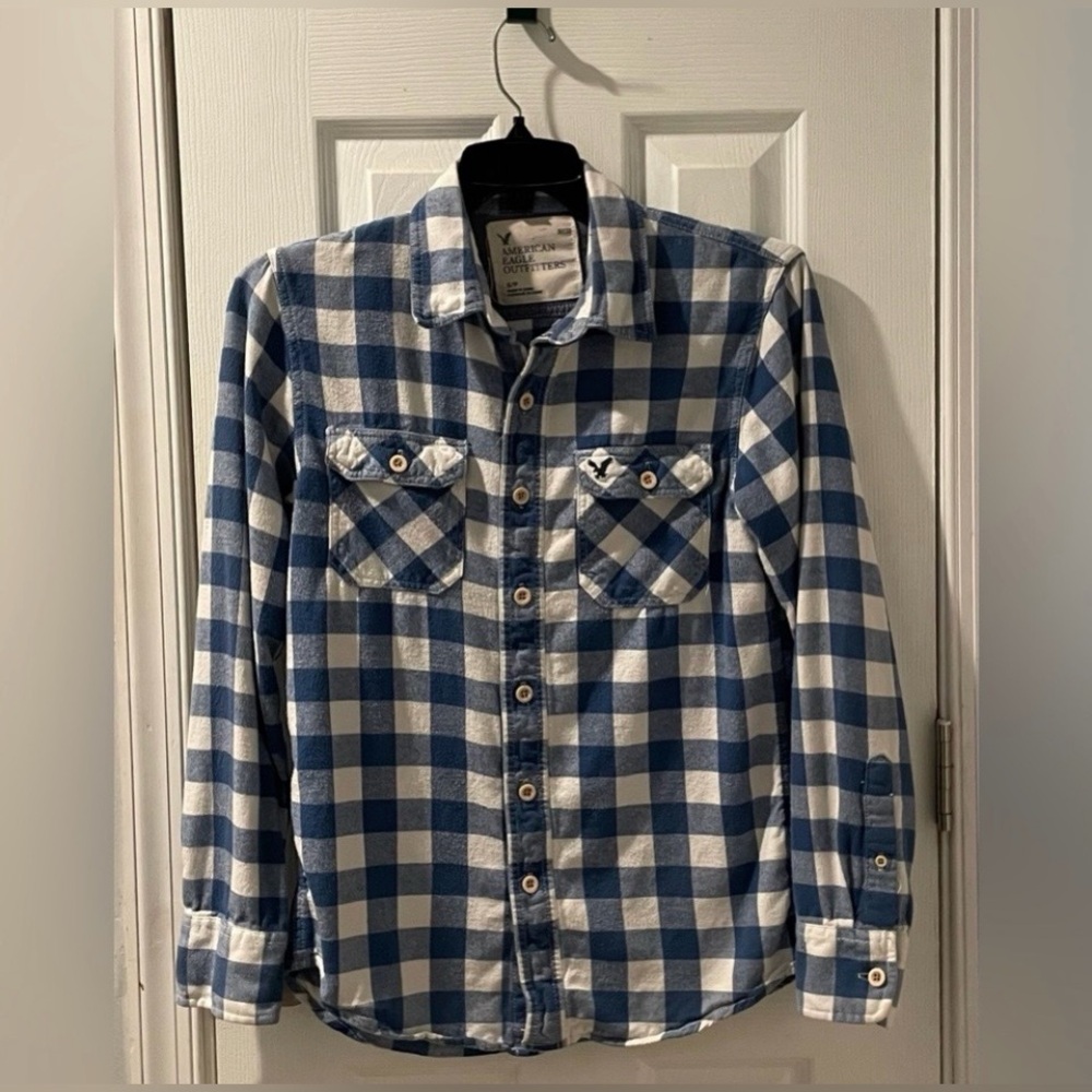 American Eagle Women’s Button Down Plaid Shirt in Good Condition. Size Small. $5